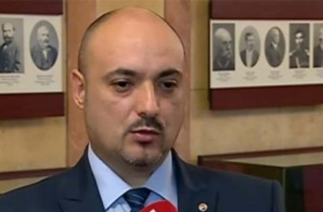 Депутат от ВМРО за гей парада: Да обикаляш София с пера в задника не е възпитателно!
