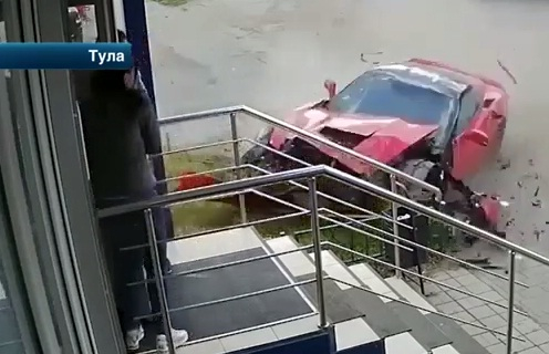 Супер луксозен Шевролет Корвет се вряза в бижутериен магазин, а после... (ВИДЕО) 