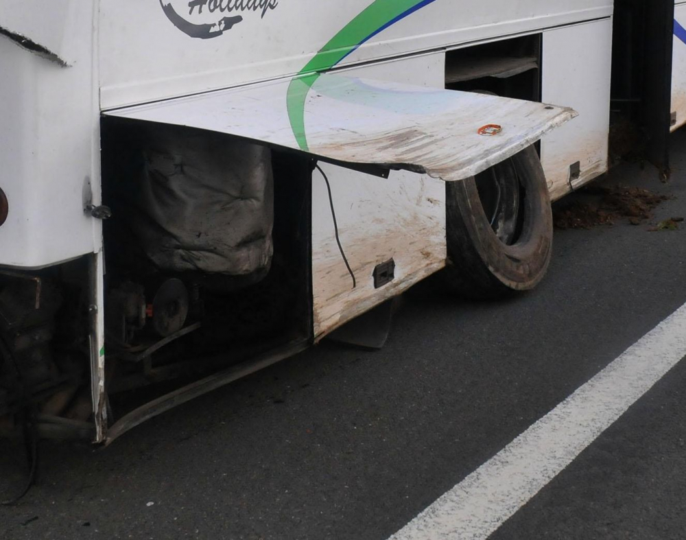 Автобус с румънци се натресе жестоко в дърво на Е-79 
