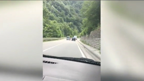 Поредно тъпо камикадзе едва не причини огромна трагедия на пътя (СНИМКИ)