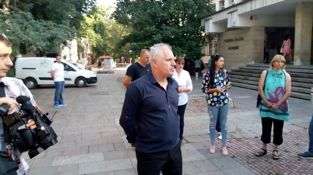 Ще дочакат ли справедливост: Близки и роднини на закланата от ревнивия Илиян красавица Милена плачат пред съда (СНИМКИ)