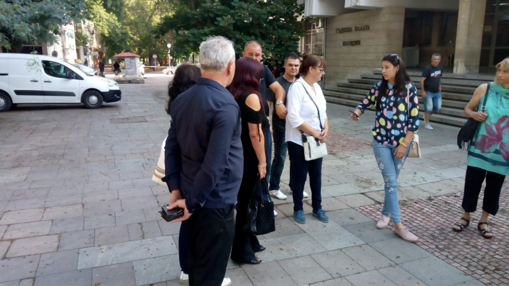 Ще дочакат ли справедливост: Близки и роднини на закланата от ревнивия Илиян красавица Милена плачат пред съда (СНИМКИ)
