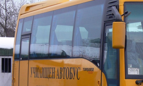 Скандал в Разложко: Училищен бус за деца с увреждания прекоси релси при през спусната жп бариера