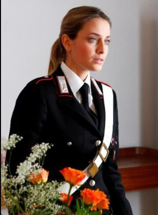 Те са толкова секси, че ще искате да ви оковат в белезници и да ви накажат с... палките си (СНИМКИ)