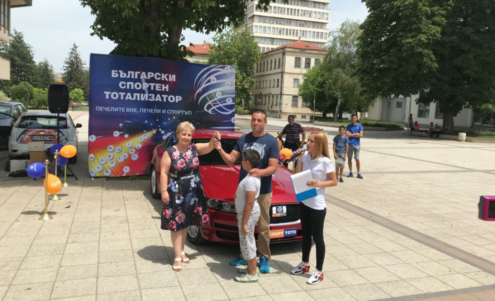 Празничен фиш за играта „тото 2 – 6 от 49“ паркира чисто нова спортна кола в гаража на семейство от разградското село Брестовене (СНИМКИ)
