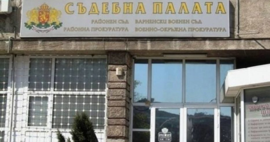 Много важна сграда във Варна се разпада, опасна е за хората