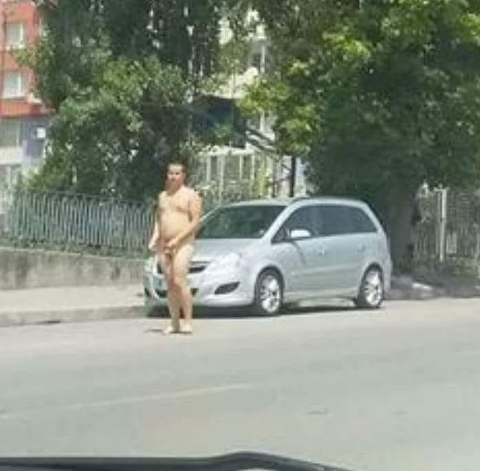 Чисто гол мъж се разходи по улиците на Търново, а когато линейката пристигна... (СНИМКИ 18+)