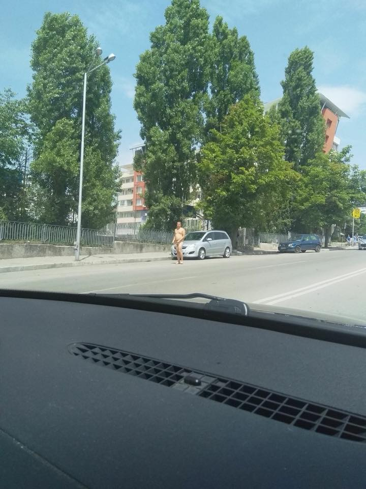 Чисто гол мъж се разходи по улиците на Търново, а когато линейката пристигна... (СНИМКИ 18+)