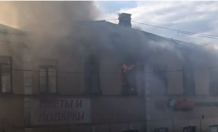 Огнен ад в Русия! Пожар избухна в търговски център до Санкт Петербург (ВИДЕО)
