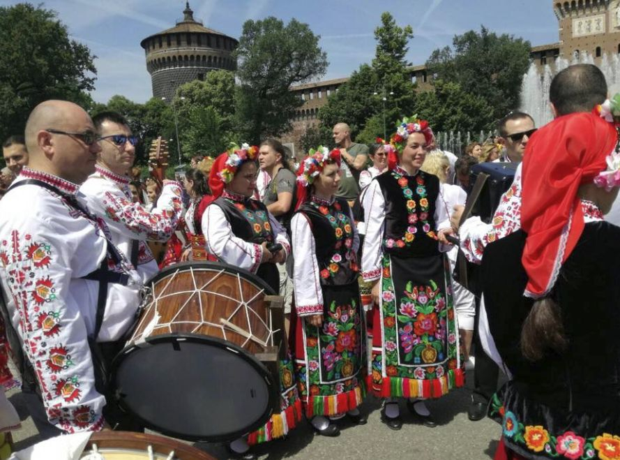 Пак прикова погледите: Деси Радева се хвана на хорото в Милано (СНИМКИ)