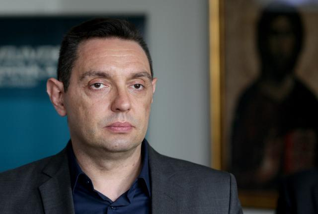 Сръбският военен министър: Готвят преврат в Белград по рецептата на Майдана в Киев