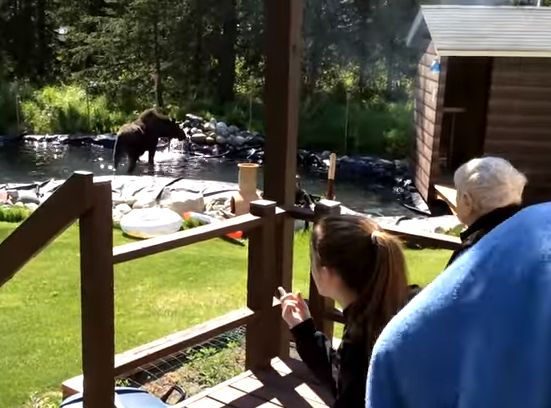 Тийнейджър посрещна на рождения си ден най-неочаквания гост (ВИДЕО)