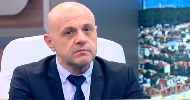Томислав Дончев разкри, че съпругата му е получила закани да бъде разчленена, заради позицията ѝ за морковите, тоягата и ромите