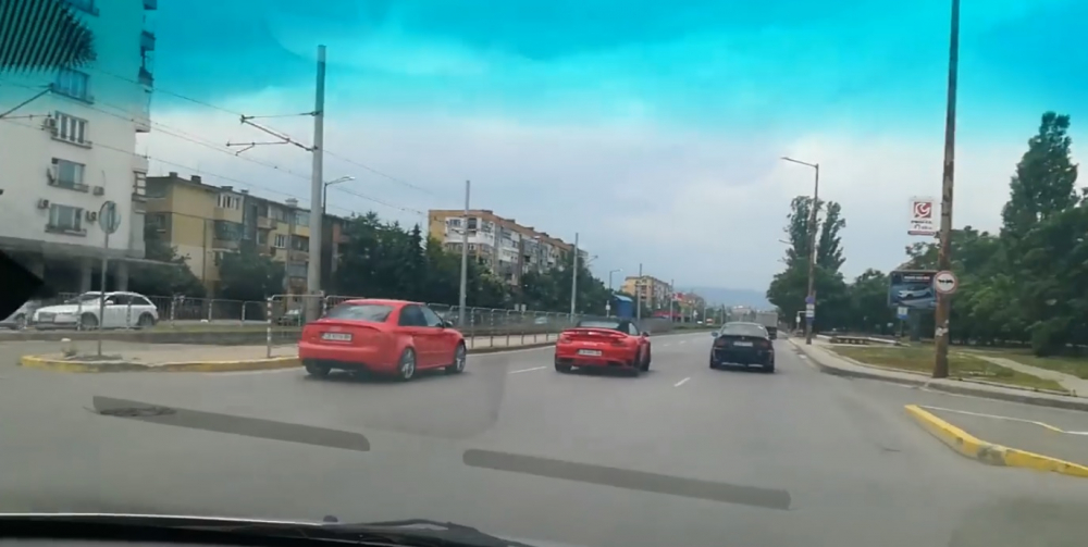 Джигити по "Ботевградско шосе" в София! Лъскаво Порше кабрио отвя БМВ и Ауди с бясна скорост на светофар (ВИДЕО)