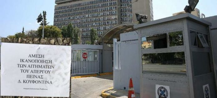 Какво се случва в Атина?! 30 анархисти нахлуха в министерство в защита на убиец-терорист