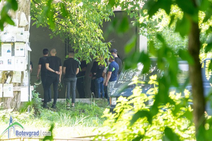 Погребаха свирепия убиец Владимир Пелов в родното село на баба му, полицаи вардят церемонията (СНИМКИ)
