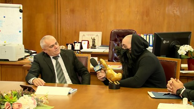 Сянката на Пелов преследва министър Радев и от гроба! Боби Ваклинов го погна с брада и качулка заради мъртвия затворник (СНИМКА)