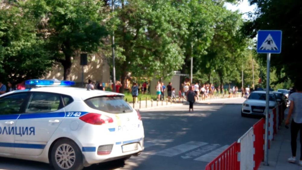 Пожарни и полиция хвърчат към шуменско училище, ето какво се случва (СНИМКИ/ВИДЕО)
