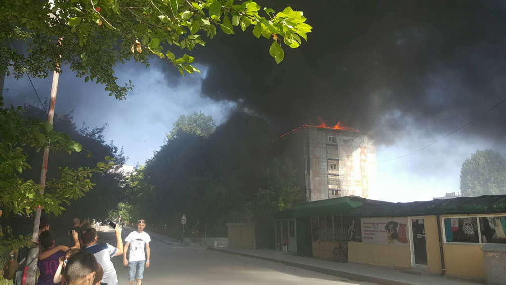Пожарни и полиция хвърчат към шуменско училище, ето какво се случва (СНИМКИ/ВИДЕО)