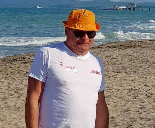 Поклон за него! Спасителят Емануил изтръгна от лапите на смъртта малкия Исмаил на бургаския плаж (СНИМКА)