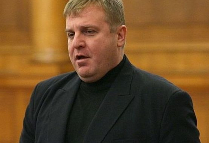Министър Каракачанов с подробности за катастрофата и състоянието на бордния инженер от падналия Ми-17