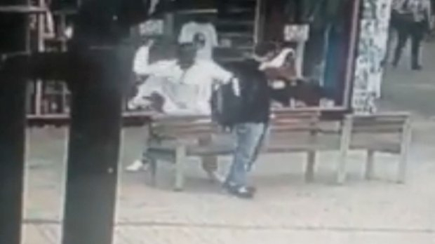 Не пожелаваме никому подобна случка: Невинен мъж си стоеше спокойно, а непознат с огромно мачете се приближи и ... (ВИДЕО)