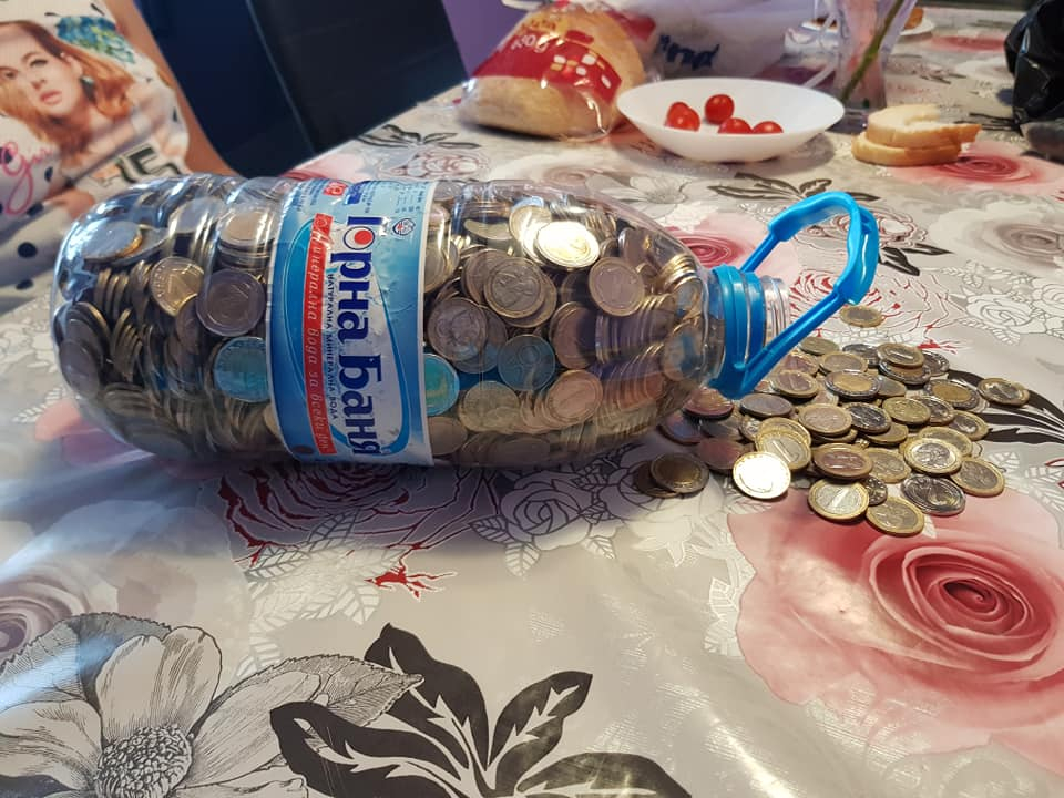 Софиянец събира месеци наред монети, напълни с тях бутилка от минерална вода, но сега...  (СНИМКИ)