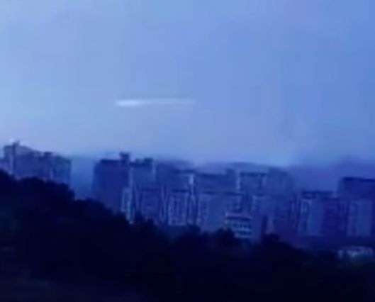 НЛО със странна форма профуча над Южна Корея с голяма скорост (ВИДЕО)