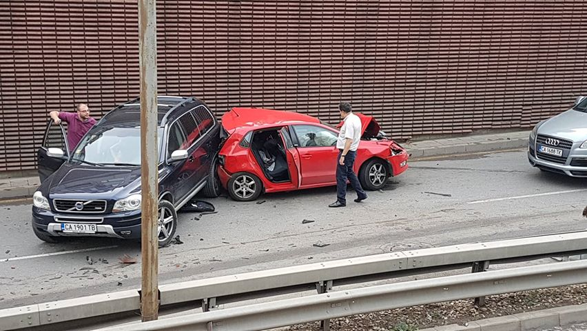 Само в БЛИЦ! Очевидец разказа какво е причинило бруталната верижна катастрофа в София (СНИМКИ/ВИДЕО)