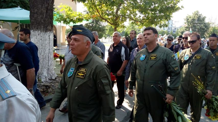 България плаче за загиналите пилоти, хиляди се стичат на гробището в Пловдив за последно сбогом (СНИМКИ/ВИДЕО)