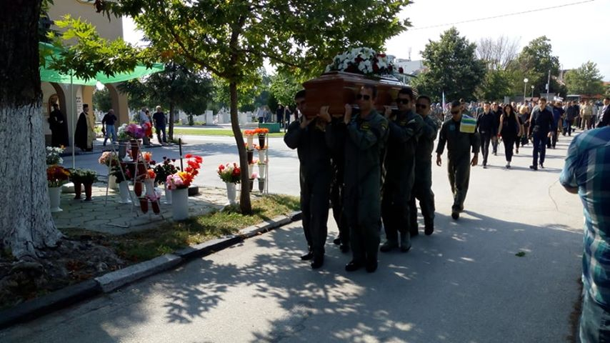 България плаче за загиналите пилоти, хиляди се стичат на гробището в Пловдив за последно сбогом (СНИМКИ/ВИДЕО)