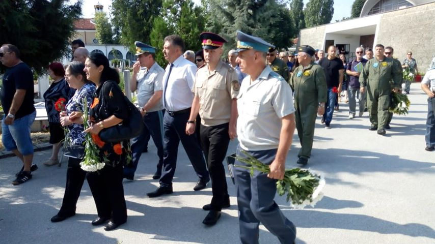 България плаче за загиналите пилоти, хиляди се стичат на гробището в Пловдив за последно сбогом (СНИМКИ/ВИДЕО)
