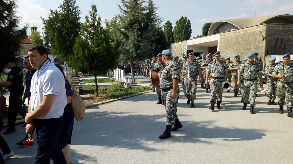 България плаче за загиналите пилоти, хиляди се стичат на гробището в Пловдив за последно сбогом (СНИМКИ/ВИДЕО)