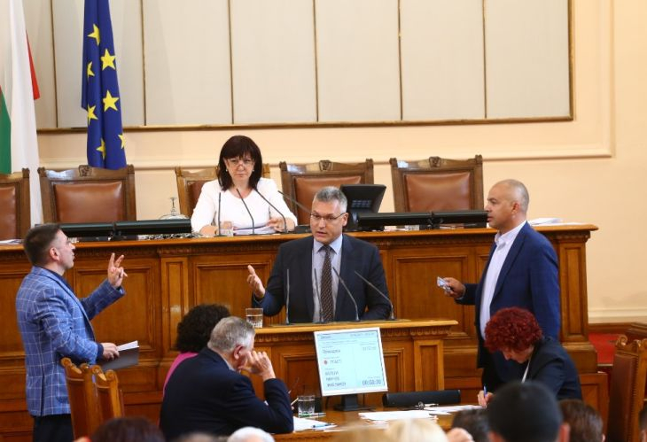 Извънредно в БЛИЦ! Бесен скандал и крясъци в парламента