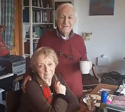 Това е любов! Ето какво се научи да прави 84-годишен мъж в името на съпругата си, която ослепява (ВИДЕО)