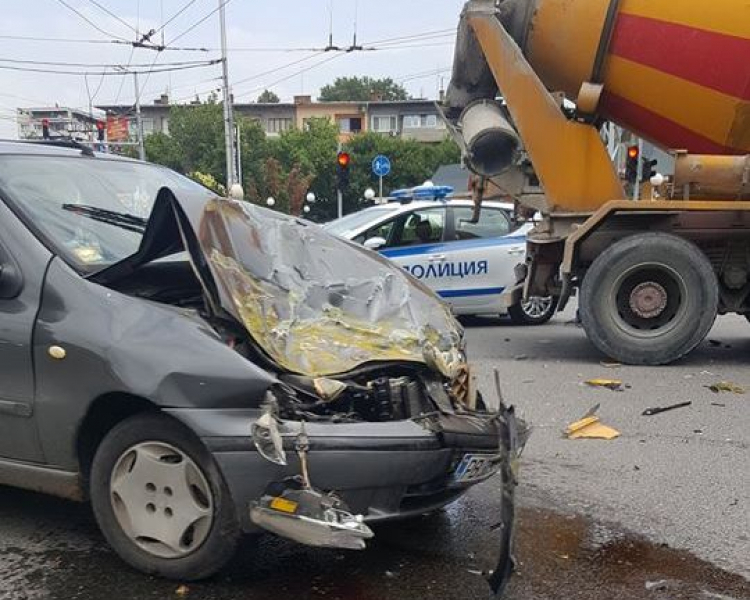 Кола се заби в бетоновоз в Пловдив (СНИМКИ)