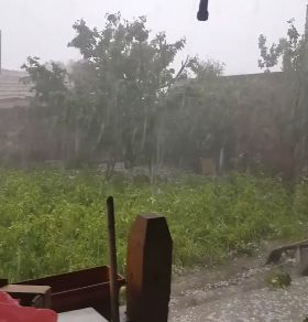 Порои и гръмотевични бури връхлетяха Западна България (ВИДЕО)
