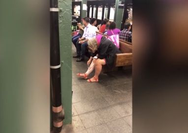 Забързана нюйоркчанка шокира всички в метрото! Намаза си краката с крем, извади самобръсначка и... (ВИДЕО)