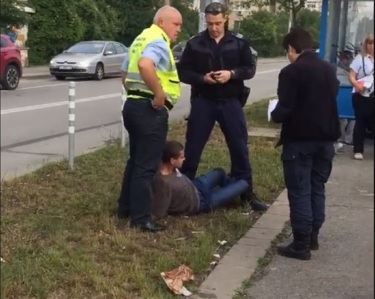 Брутален арест в София! Ченгета свалиха младеж от автобус и го повалиха на земята (ВИДЕО)