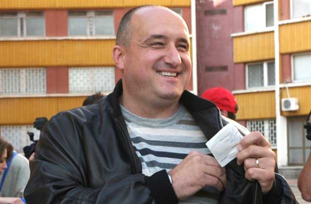 Къдрокосата любовница на Пламен Галев джитка с "Порше" за 160 бона, дупничани цъкат с език след колата (СНИМКА)