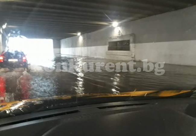 Проливен дъжд удави Враца, край автогарата положението е страшно (СНИМКИ)