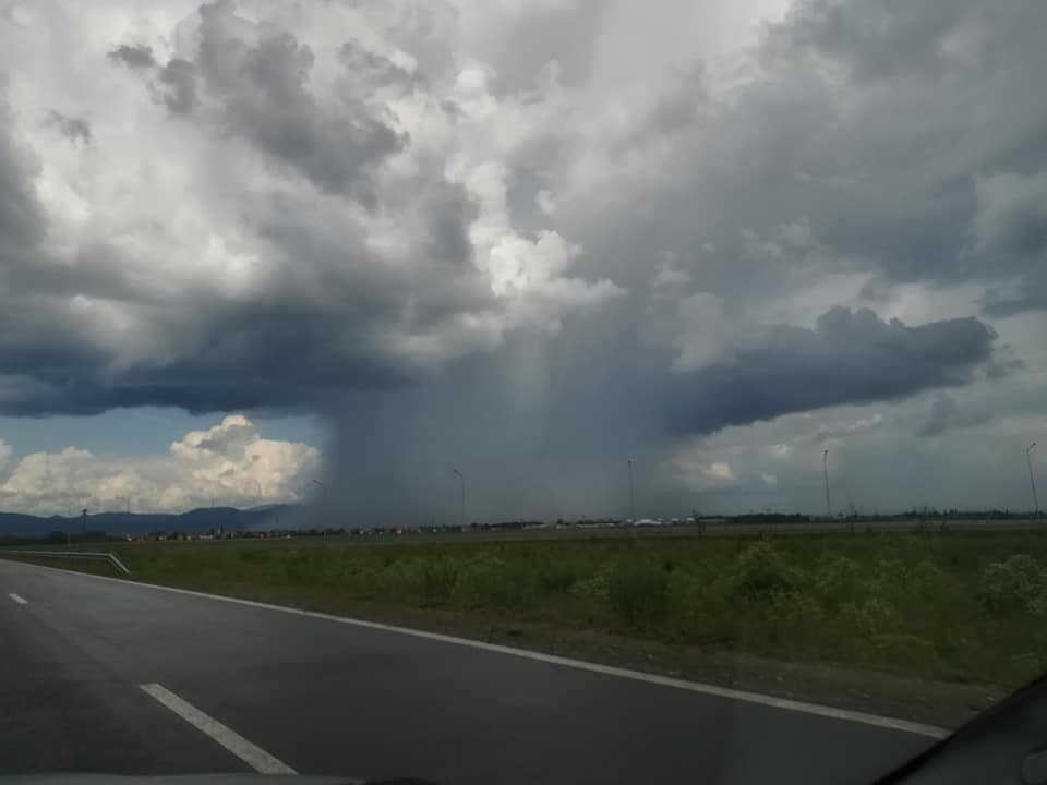 Столицата е под вода след мощната гръмотевична буря и порой! Шахта изби насред града, мол бе в аварийно положение (СНИМКИ/ВИДЕО)