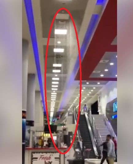 Столицата е под вода след мощната гръмотевична буря и порой! Шахта изби насред града, мол бе в аварийно положение (СНИМКИ/ВИДЕО)