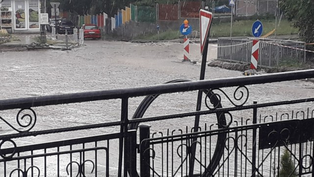 Столицата е под вода след мощната гръмотевична буря и порой! Шахта изби насред града, мол бе в аварийно положение (СНИМКИ/ВИДЕО)