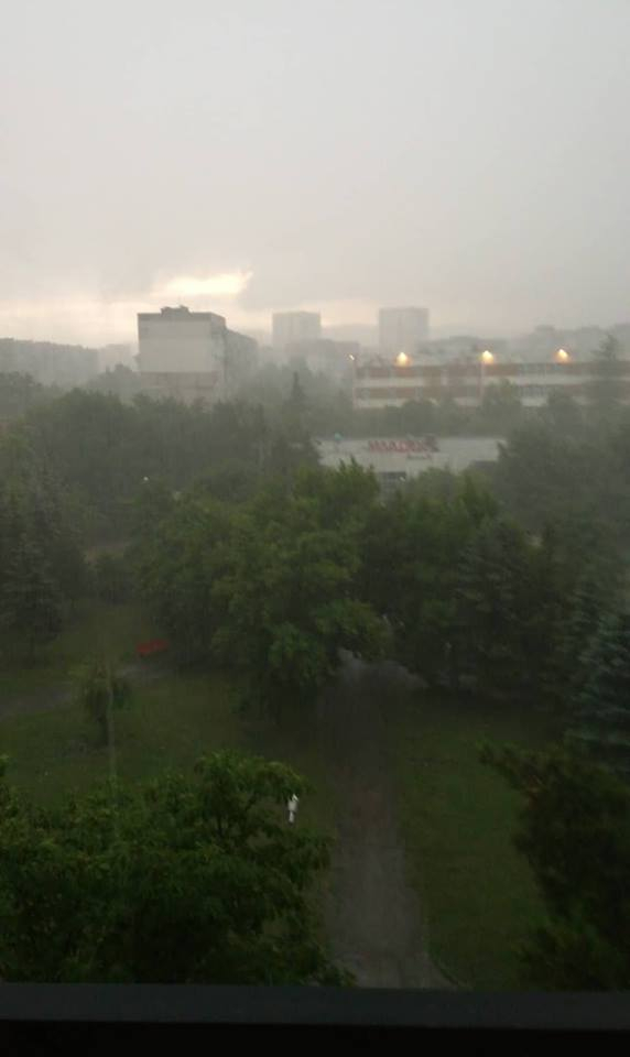 Столицата е под вода след мощната гръмотевична буря и порой! Шахта изби насред града, мол бе в аварийно положение (СНИМКИ/ВИДЕО)