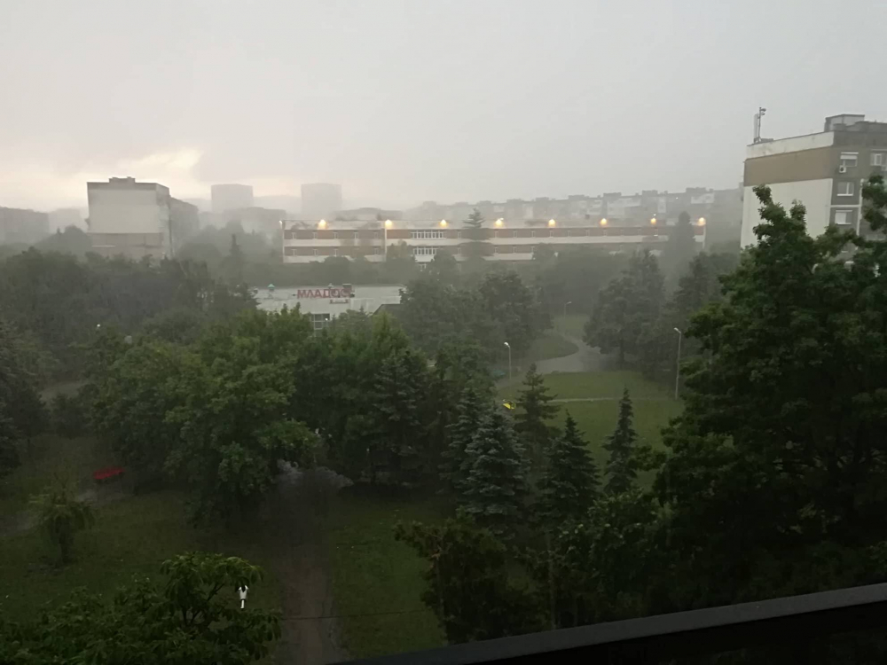 Столицата е под вода след мощната гръмотевична буря и порой! Шахта изби насред града, мол бе в аварийно положение (СНИМКИ/ВИДЕО)