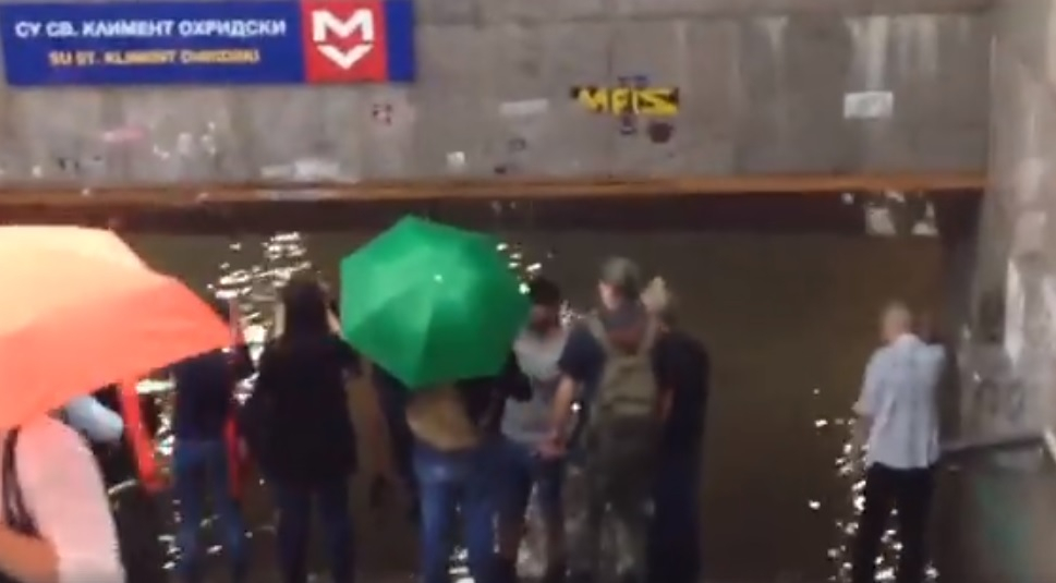 Воден апокалипсис парализира София: Молове, метростанции и подлези протекоха, а на бул. "Патриарх Евтимий" е нещо невиждано! Зрелищни ВИДЕА и СНИМКИ