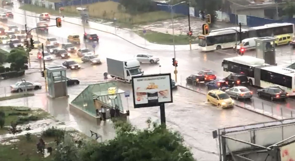 Воден апокалипсис парализира София: Молове, метростанции и подлези протекоха, а на бул. "Патриарх Евтимий" е нещо невиждано! Зрелищни ВИДЕА и СНИМКИ