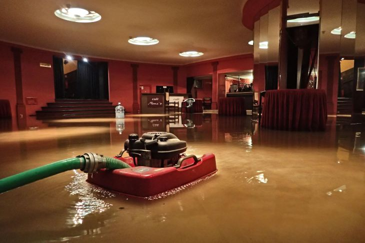 Театър "Сълза и смях" е под вода (СНИМКИ)