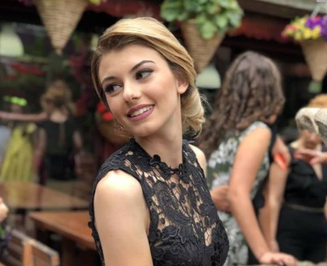 Избраха най-красивата абитуриентка в България. Харесва ли ви тази блондинка? (СНИМКИ)